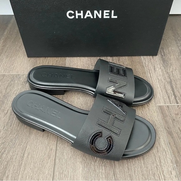 2023 CHANEL CHA NEL LOGO BLACK LEATHER FLAT SHOES SLIDES MULES - Picture 3 of 14